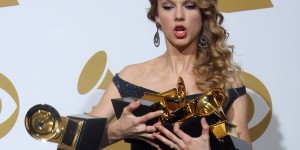 TAYLOR-SWIFT-DROPS-GRAMMY-cv-300x150 Taylor Swift drops one of her awards dur