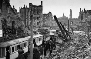Dresden-Cidade-Alema-Bobardeada-na-Segunda-Guerra-Mundial-300x197 Board Games atuais como fruto da sociedade moderna