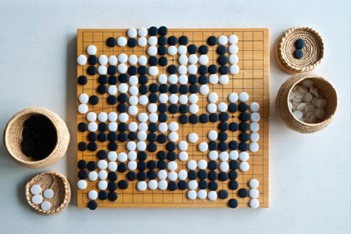 O xadrez é jogado por duas pessoas. Um jogador joga com as peças brancas, o  outro, com as pretas. Neste 