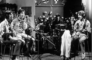 00-Beatles-Tocando-All-You-Need-Is-Love-na-BBC-300x197 00 Beatles Tocando All You Need Is Love na BBC